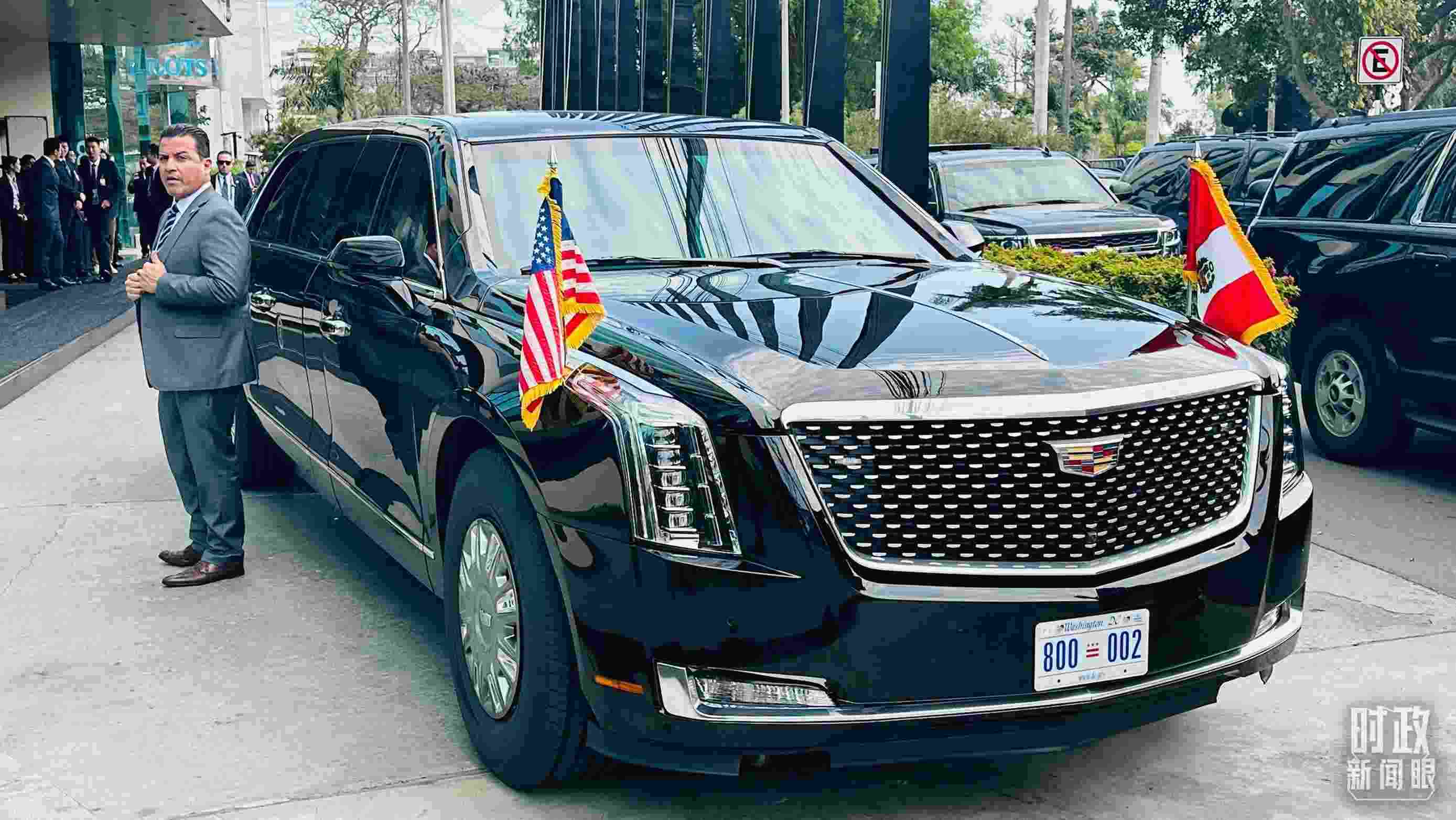 美國總統(tǒng)拜登乘車抵達(dá)中美元首會(huì)晤現(xiàn)場(chǎng)。（總臺(tái)央視記者范一鳴拍攝）