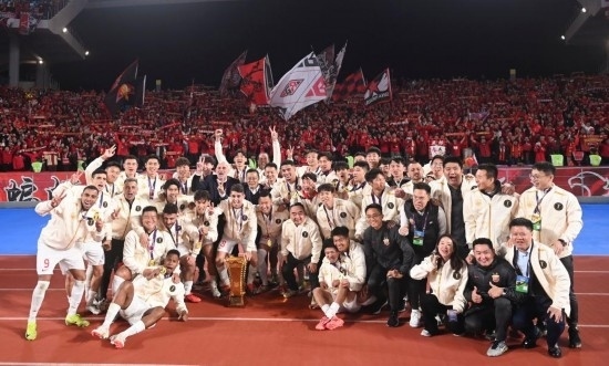 11月23日，上海海港隊(duì)成員在頒獎(jiǎng)儀式后與球迷合影。新華社記者 黃宗治 攝