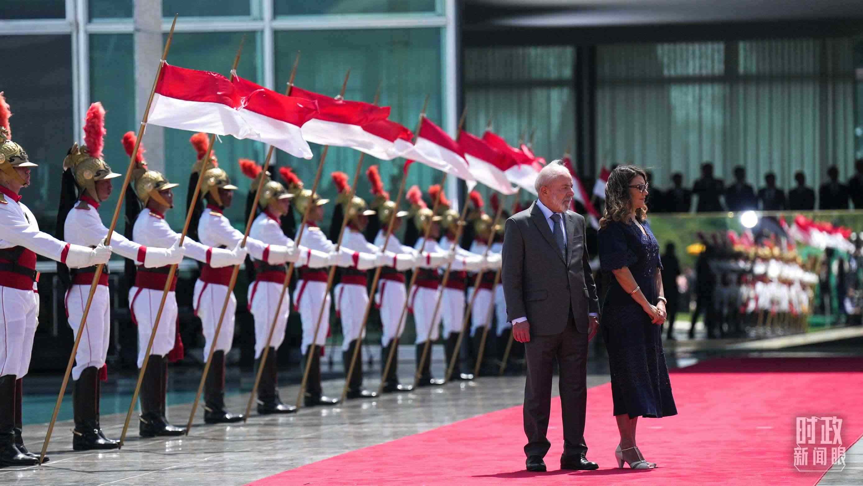 巴西總統(tǒng)盧拉和夫人羅桑等候習(xí)主席到來。