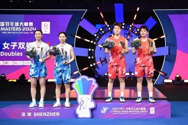 11月24日，劉圣書（右二）/譚寧（右一）與李怡婧/羅徐敏（左一）在頒獎(jiǎng)臺(tái)上合影。新華社記者 梁旭攝