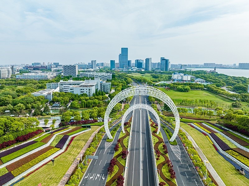 圖為蘇州工業(yè)園區(qū)星湖街鋼結(jié)構(gòu)雕塑。