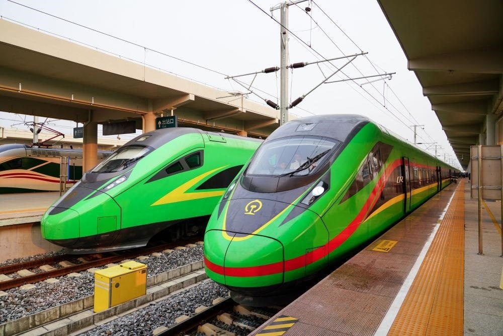 截至2024年7月5日，中老鐵路國(guó)際旅客列車?yán)塾?jì)開行滿1000列，極大地便利了沿線民眾出行。