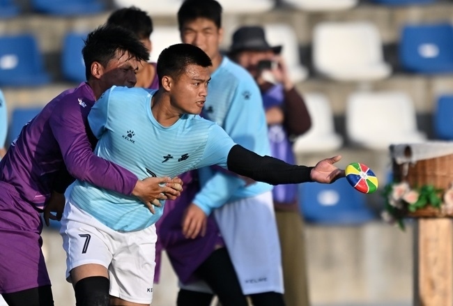 11月28日，花炮半決賽，廣西隊(duì)與海南隊(duì)展開(kāi)激烈角逐。新華社記者 郭程攝