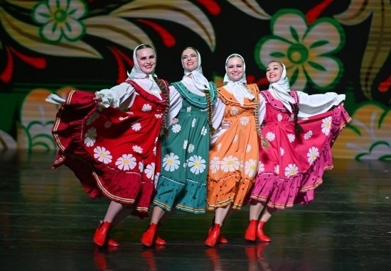 6月22日，2024-2025“中俄文化年”海南島歡樂節(jié)俄羅斯藝術(shù)團(tuán)體巡演在?？谑信e行。新華社記者郭程攝