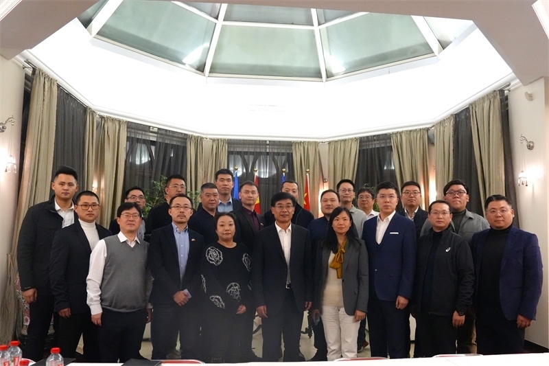 集體合照。中國(guó)駐烏克蘭大使館供圖