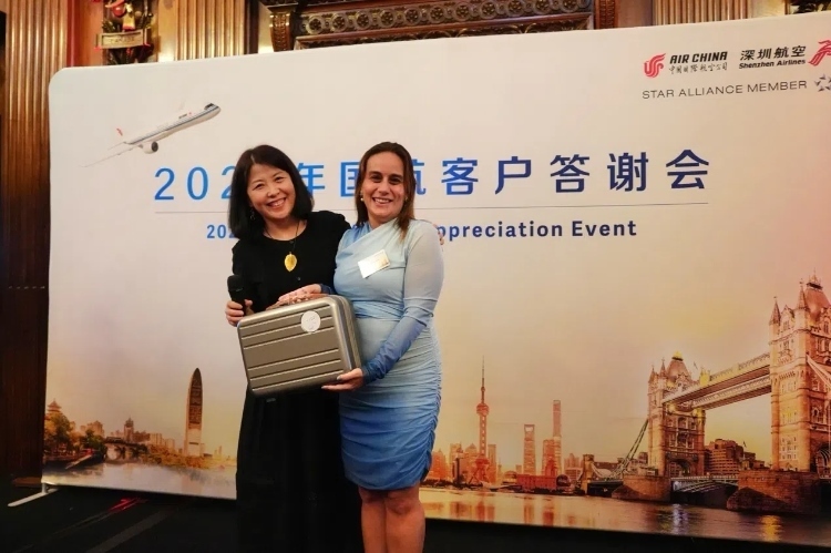 獲獎嘉賓上臺領(lǐng)取精美獎品。吳若鳴攝