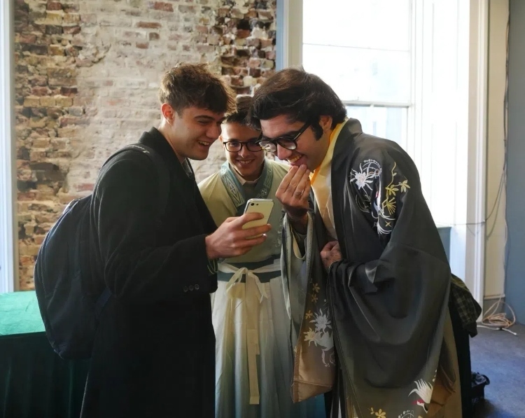 英國學生感受漢服魅力。吳若鳴攝