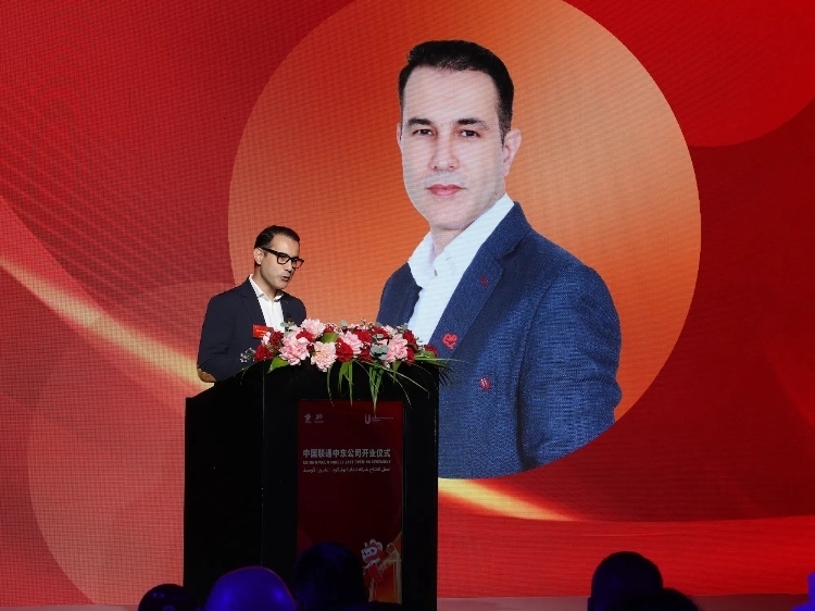 阿聯(lián)酋電信公司國際漫游與物聯(lián)網(wǎng)業(yè)務(wù)負(fù)責(zé)人賈瓦德·本塔賈爾致辭。中國聯(lián)通中東公司供圖