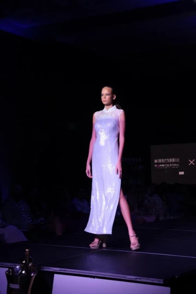 模特展示新中式禮服。顏李芳攝