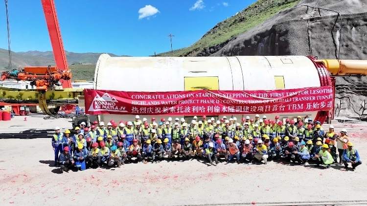 中外方建設(shè)者合影留念。中水電十一局供圖