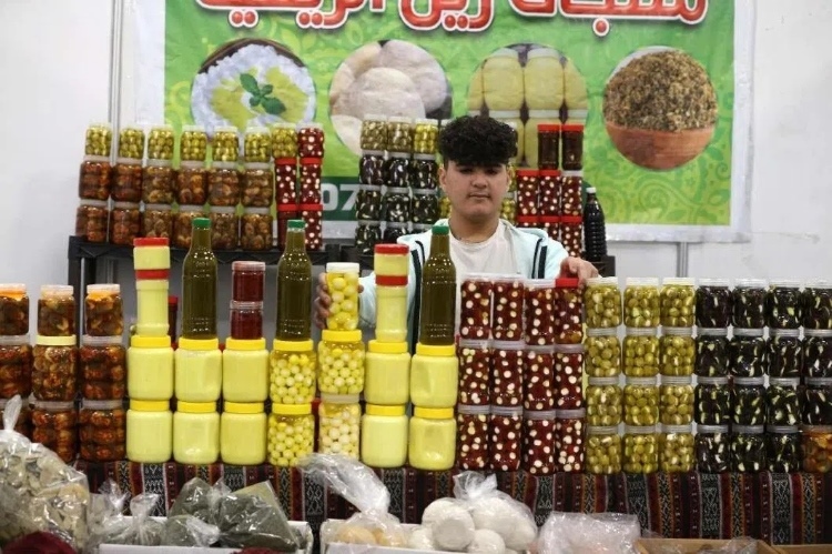 一名展商在展示各式各樣的橄欖制品。納達(dá)爾·達(dá)烏德攝