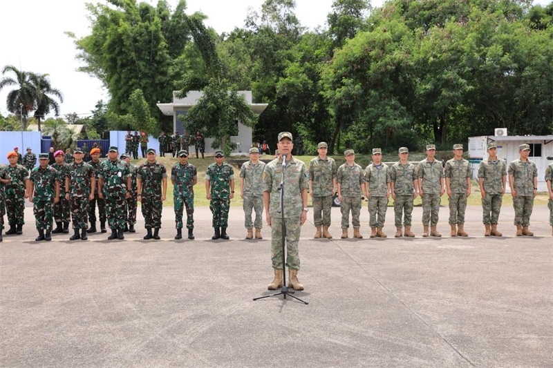 中方參演部隊(duì)指揮員在印尼方舉行的歡迎儀式上致辭。龔勝祥 攝