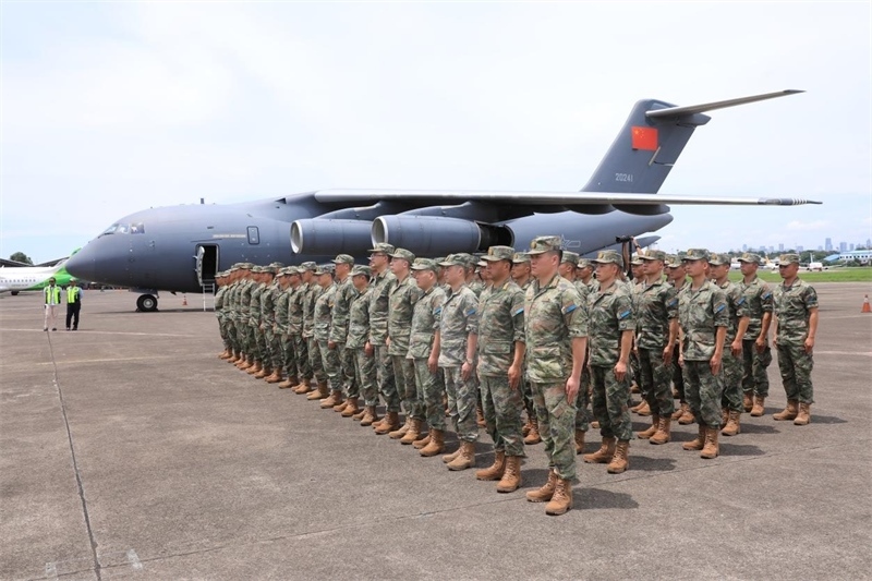 中方參演部隊(duì)搭乘運(yùn)—20運(yùn)輸機(jī)飛抵印尼國(guó)民軍空軍哈利姆機(jī)場(chǎng)。 龔勝祥攝