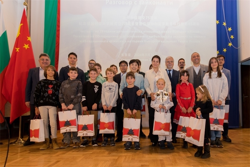 為保加利亞青少年頒發(fā)獎品。中國駐保加利亞大使館供圖