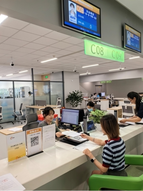 成都高新區(qū)“開(kāi)辦餐飲店一件事”服務(wù)窗口。成都市市場(chǎng)監(jiān)督管理局供圖