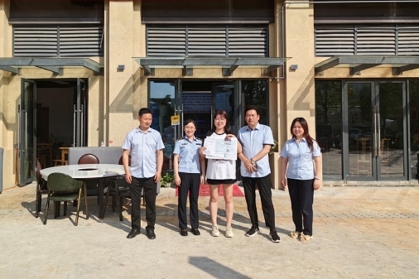 當(dāng)?shù)毓ぷ魅藛T上門(mén)為經(jīng)營(yíng)者送來(lái)了證件。蒼溪縣行政審批和數(shù)據(jù)局供圖