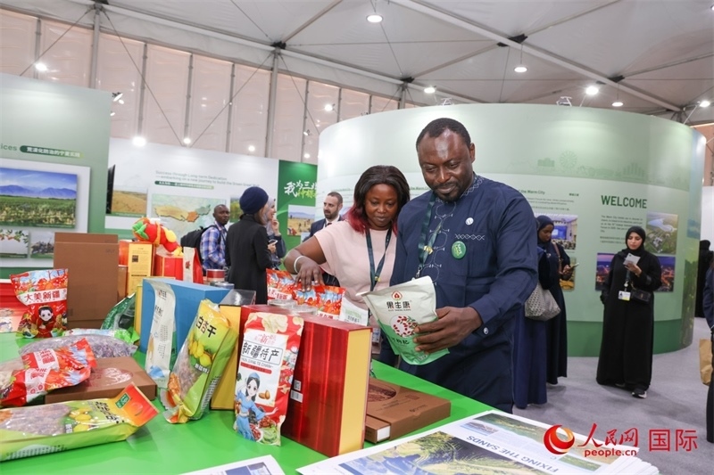 嘉賓了解中國館展示產品。人民網記者任皓宇攝