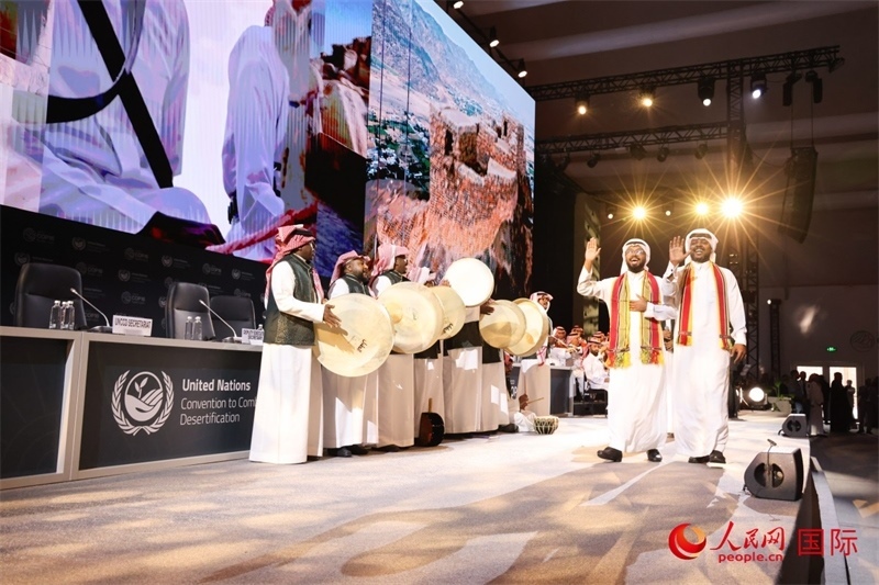 《聯(lián)合國防治荒漠化公約》第十六次締約方大會2日開幕。圖為開幕式表演。人民網記者任皓宇攝