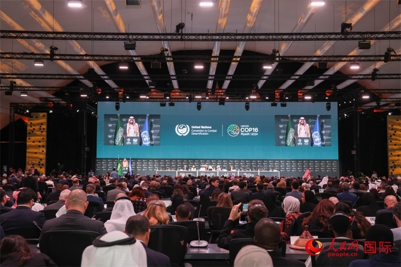《聯(lián)合國防治荒漠化公約》第十六次締約方大會2日開幕。圖為開幕式現(xiàn)場。人民網記者任皓宇攝