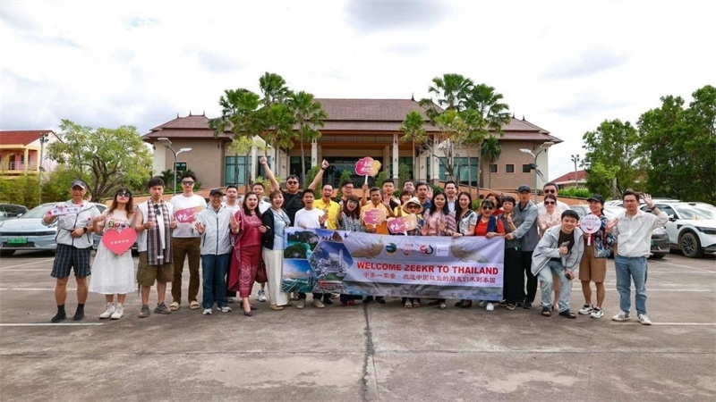 參與活動(dòng)的中國(guó)游客與當(dāng)?shù)靥﹪?guó)人合影?；顒?dòng)主辦方供圖