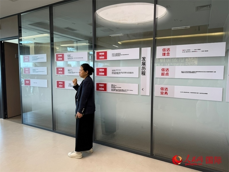 魏天慧律師在介紹廣東信達律師事務所。人民網 宋歌攝