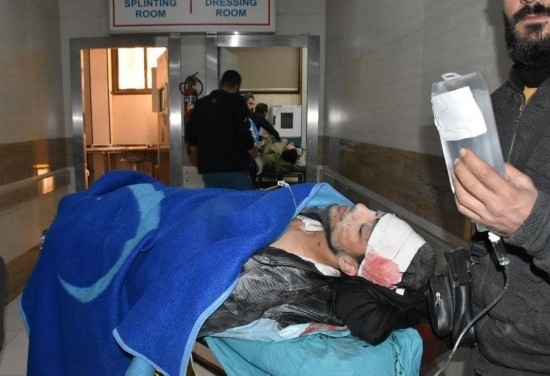 11月29日，在敘利亞阿勒頗，傷者被送往醫(yī)院接受治療。新華社發(fā)