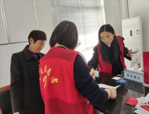 代辦人員為村民辦理醫(yī)保報銷。 圖片來源：江蘇南通啟東市數(shù)據(jù)局