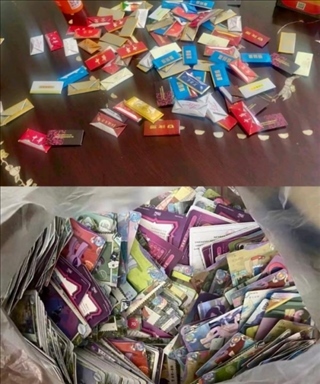 孩子們收集的煙卡、卡牌。受訪者供圖