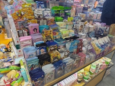 北京某文具店卡牌盲盒柜臺，未設(shè)相關(guān)提醒。人民網(wǎng)記者 黃鈺攝