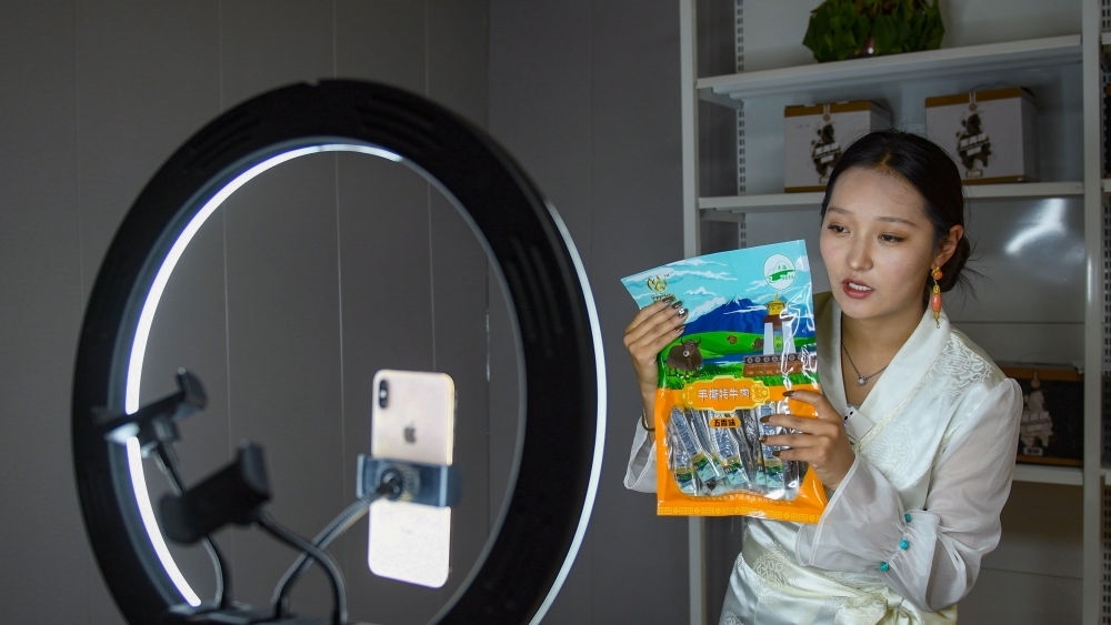 9月24日，果洛藏貢麻村村民多杰吉在進(jìn)行網(wǎng)絡(luò)帶貨直播。（潘彬彬 攝）