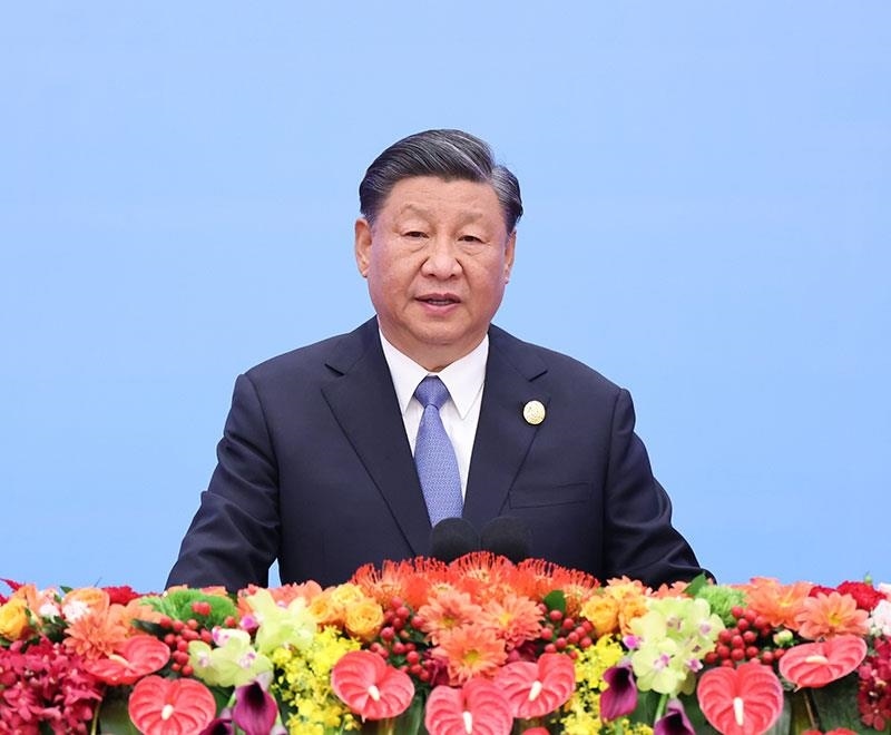 2023年10月18日，習(xí)近平主席在北京人民大會(huì)堂出席第三屆“一帶一路”國(guó)際合作高峰論壇開幕式并發(fā)表題為《建設(shè)開放包容、互聯(lián)互通、共同發(fā)展的世界》的主旨演講。