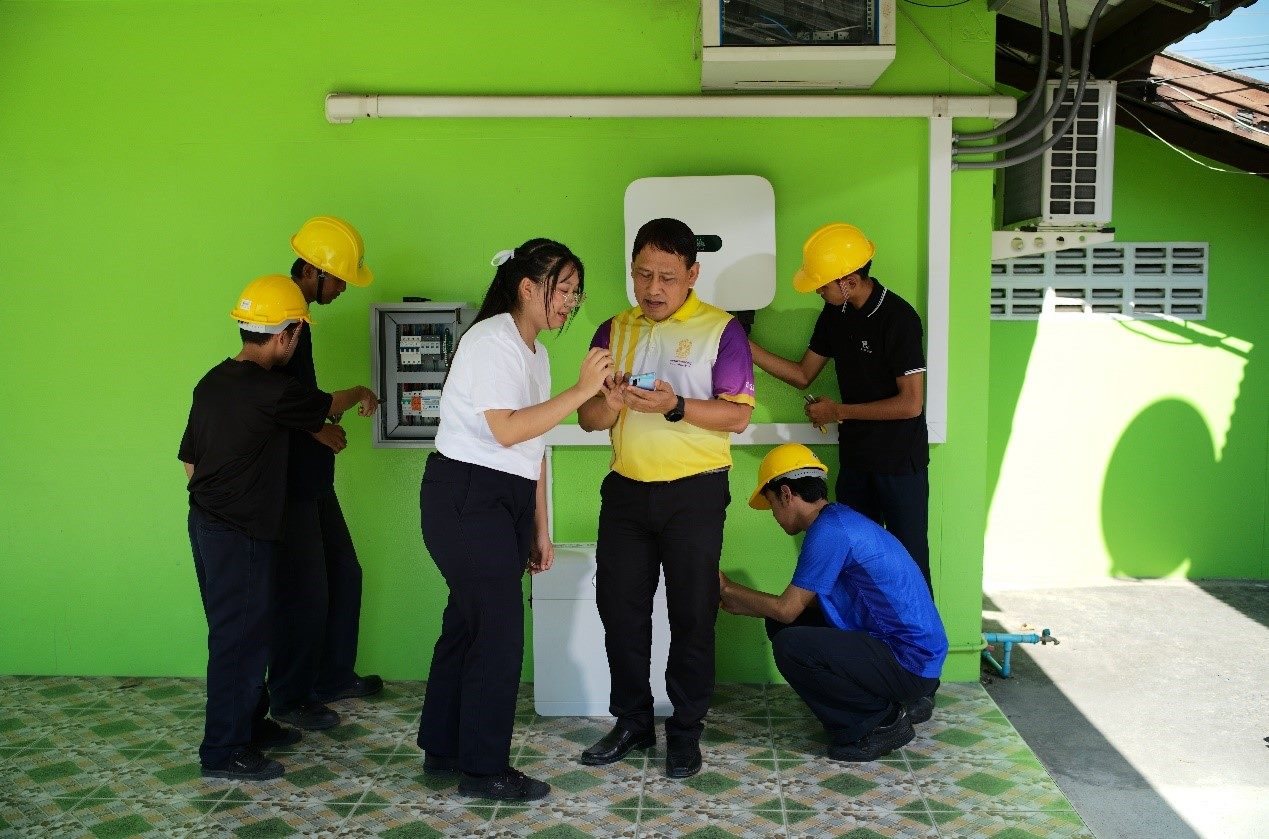 工作人員為當(dāng)?shù)靥﹪蠋熤v解說明。主辦方供圖