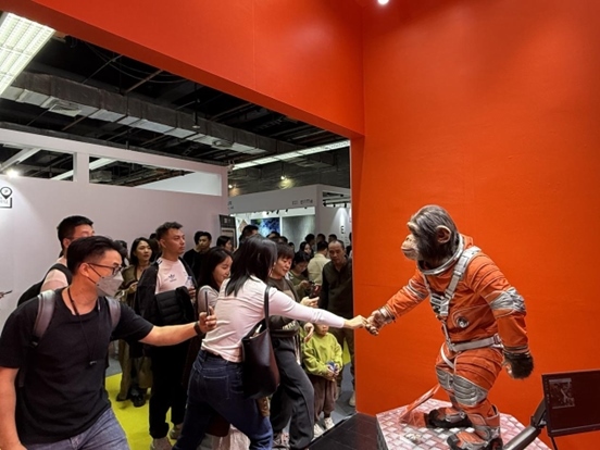 本土原創(chuàng)公司JIN ARTS帶領(lǐng)仿生機器人亮相廣州設(shè)計周11號館。（受訪者供圖）