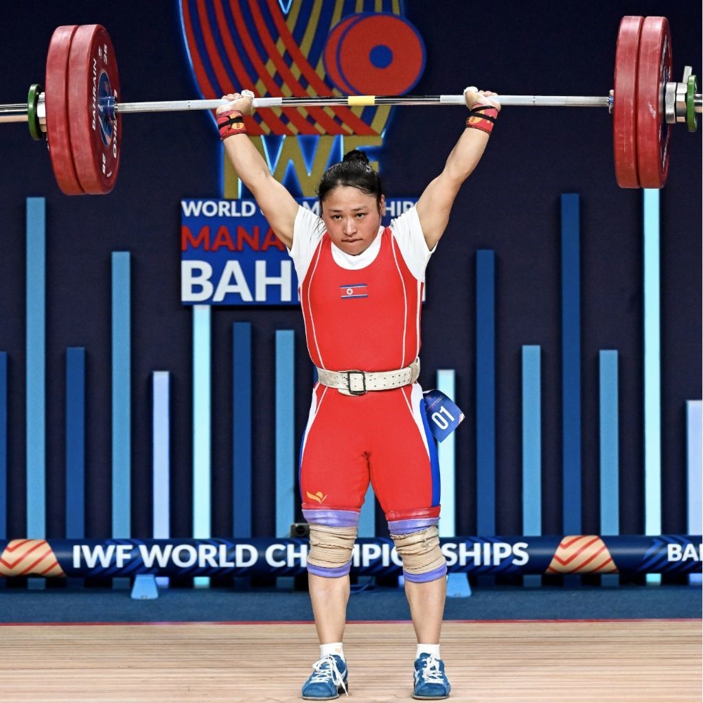 圖為李盛金在比賽中。圖片來(lái)源于國(guó)際舉重聯(lián)合會(huì)官網(wǎng)