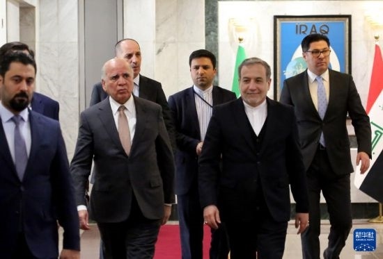 12月6日，伊拉克副總理兼外長侯賽因（中左）在巴格達會見伊朗外長阿拉格齊（中右）。新華社發(fā)（哈利勒·達伍德攝）