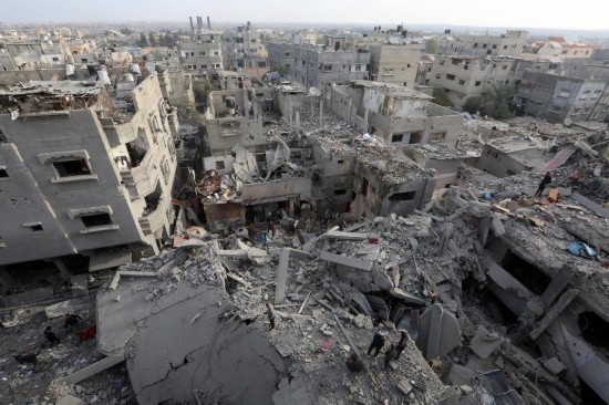 這是12月7日在加沙地帶中部努賽賴特難民營拍攝的遭以軍轟炸后的建筑廢墟。新華社發(fā)（里澤克·阿卜杜勒賈瓦德攝）