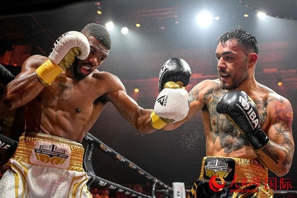 來自剛果民主共和國的帕特里克·穆卡拉（右）獲得了非洲80公斤級冠軍。人民網(wǎng) 塔里克·易卜拉欣攝