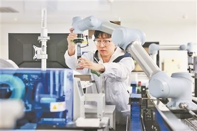廣東省深圳市科研人員在實驗室調(diào)試智能機器人。視覺中國供圖