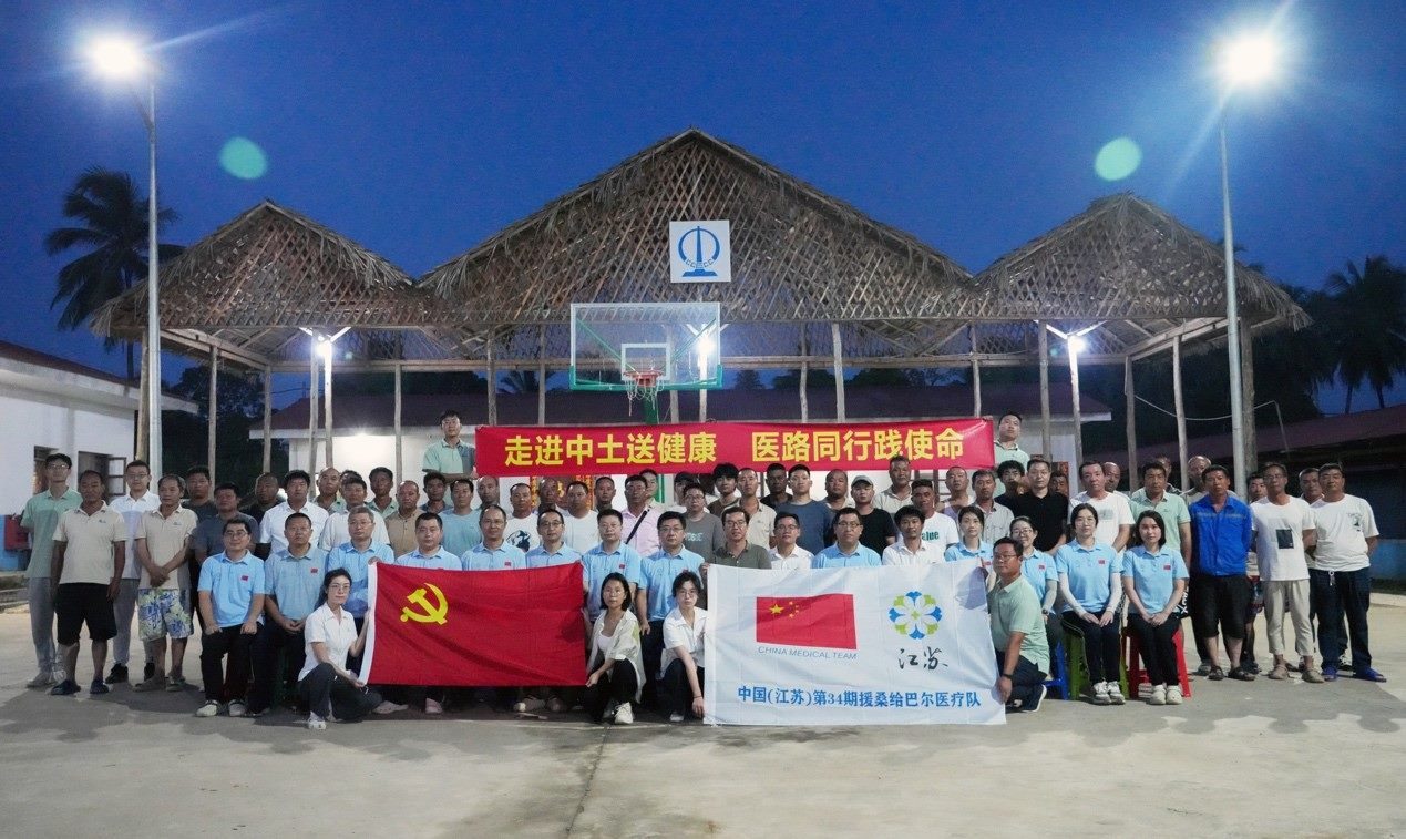醫(yī)療隊(duì)與中土東非桑島分公司合影。中國(guó)土木供圖
