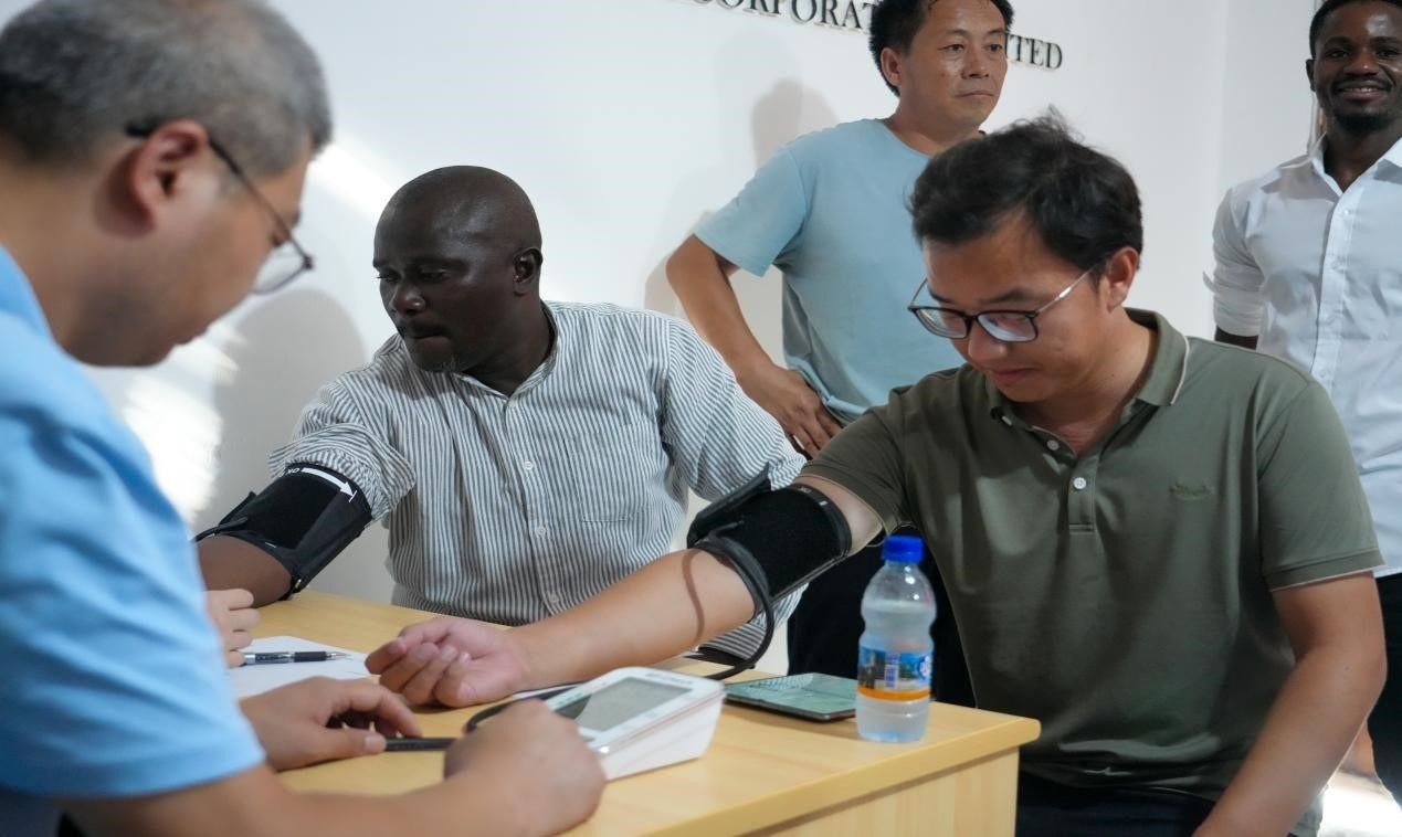 醫(yī)療隊(duì)專家診療現(xiàn)場(chǎng)。中國(guó)土木供圖