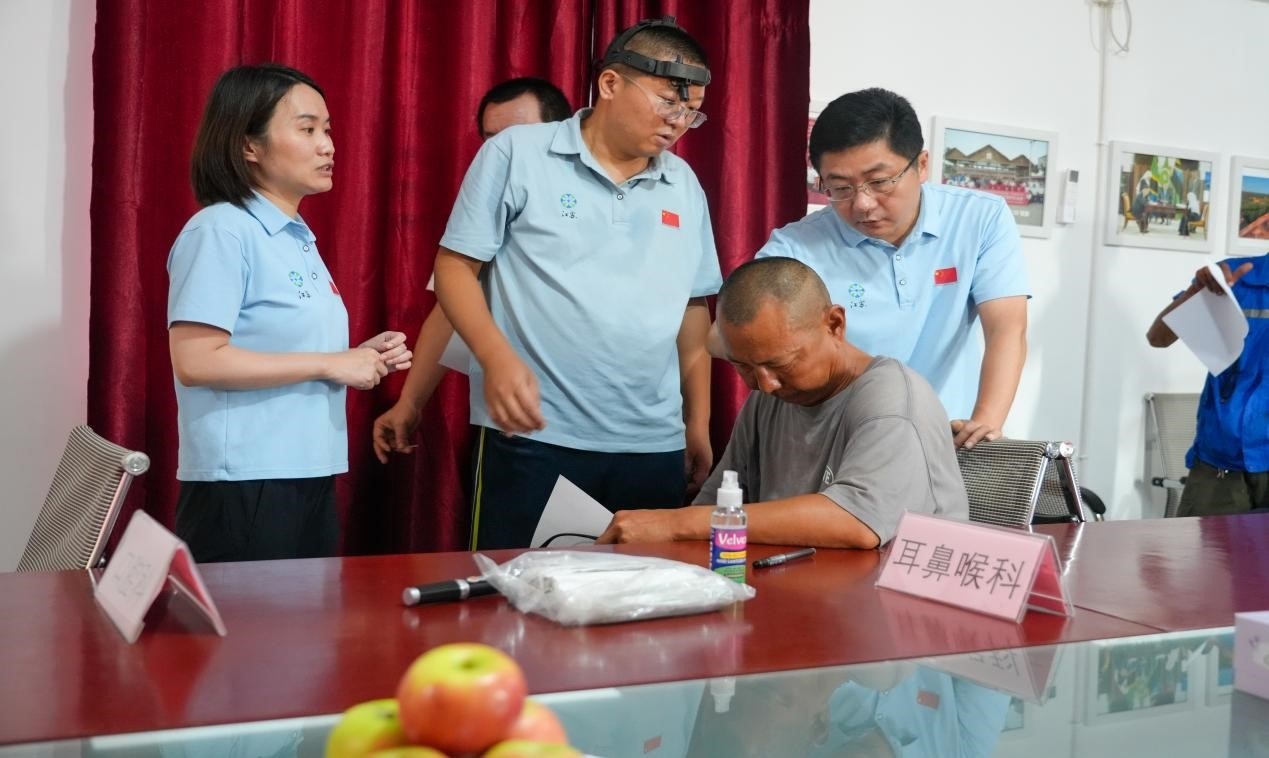 醫(yī)療隊(duì)專家診療現(xiàn)場(chǎng)。中國(guó)土木供圖