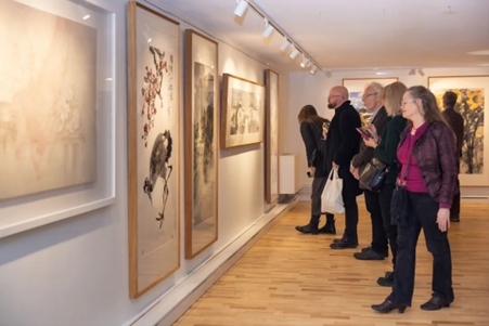 來賓參觀畫展。中國駐瑞典大使館供圖