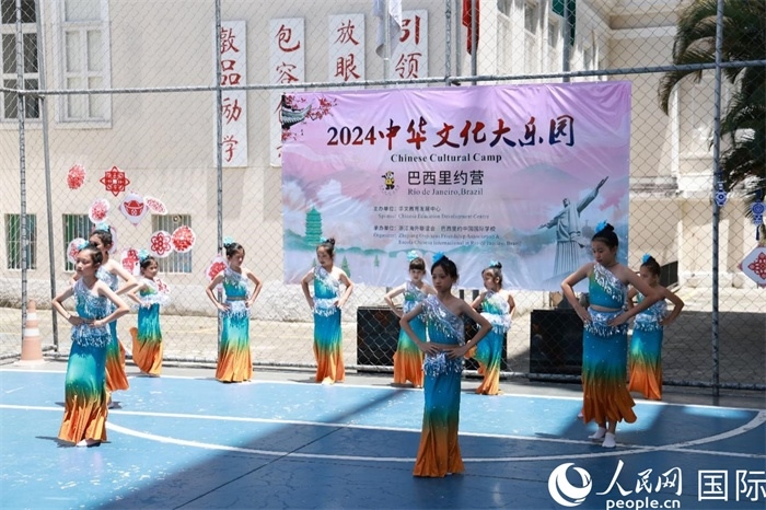 傣族舞蹈《金色的孔雀》以優(yōu)美的動作贏得觀眾喝彩。人民網(wǎng)記者 陳海琪攝