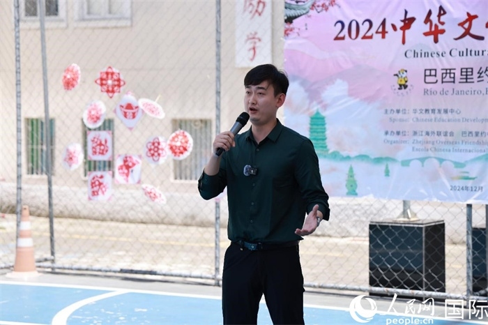 歌曲《故鄉(xiāng)的云》喚起了在外游子對故鄉(xiāng)的懷念。人民網(wǎng)記者 陳海琪攝