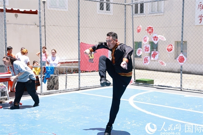 塔吉克舞蹈《夢想》通過靈動的舞姿展現(xiàn)了塔吉克族對美好生活的向往，仿佛帶領(lǐng)觀眾走進(jìn)了帕米爾高原。人民網(wǎng)記者 陳海琪攝