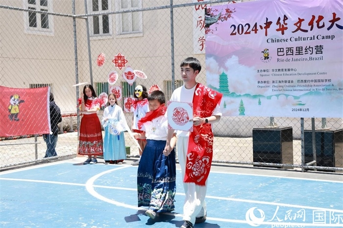 《SHOW美中華》通過國風(fēng)服飾走秀，將傳統(tǒng)文化與現(xiàn)代創(chuàng)意完美結(jié)合。人民網(wǎng)記者 陳海琪攝