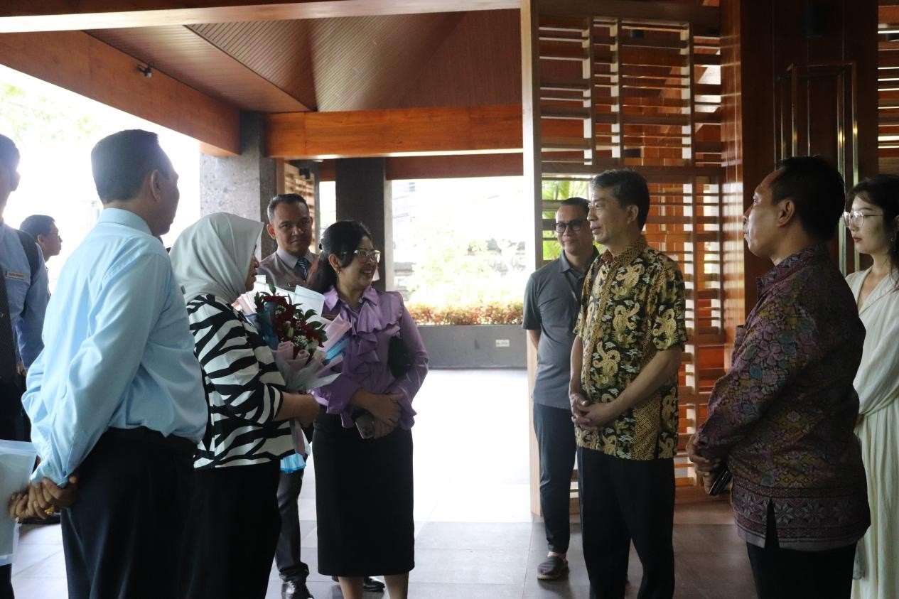 馬蒂尼與師生交流。烏達雅納大學(xué)旅游孔子學(xué)院供圖