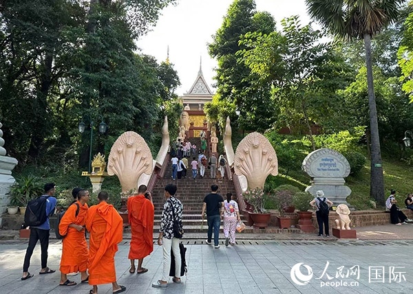 游客在金邊塔山寺游玩。人民網(wǎng)記者 簡承淵攝