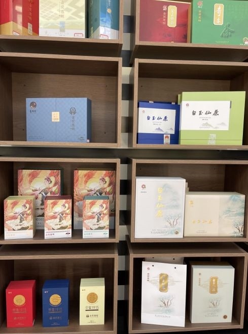 景寧各種茶葉產(chǎn)品。劉軍國(guó)攝
