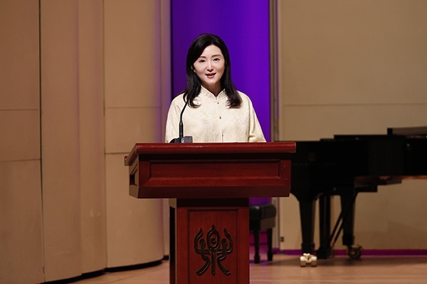 中央音樂學(xué)院黨委書記、中國(guó)民族管弦樂學(xué)會(huì)胡琴專業(yè)委員會(huì)會(huì)長(zhǎng)于紅梅致辭。中國(guó)民族管弦樂學(xué)會(huì)胡琴專業(yè)委員會(huì)供圖